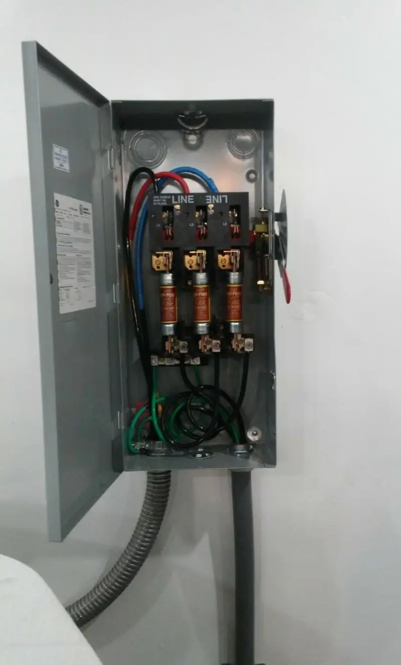 Three-phase disconnect switch installed for Smoke Detector Installation in Prineville